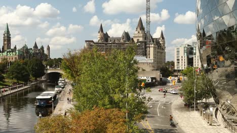 Canal-de-Rideau-por-Parliament-Hill-en-Ottawa,-Ontario-Canadá