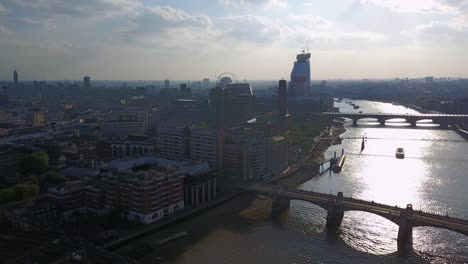 Tolle-Luftaufnahme-der-London-Stadt-von-oben-während-des-Sonnenuntergangs.