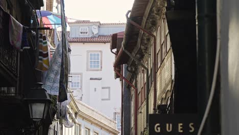 Fachadas-de-construcciones-típicas-con-balcones