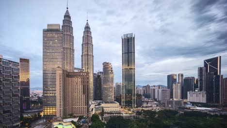 Nacht,-Sonnenaufgang-um-Tageslichtszene-auf-Skyline-von-Kuala-Lumpur.