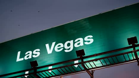 Flugzeug-Landung-Las-Vegas-bei-einem-wunderschönen-Sonnenaufgang