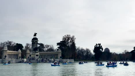 Retiro-Park-lake-in-Madrid,-with-lots-of-small-boats