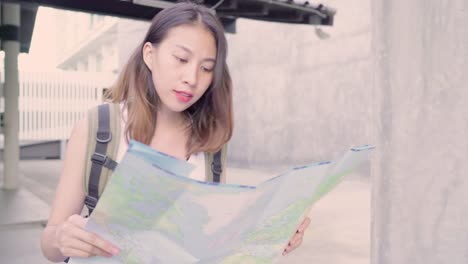 Alegre-hermosa-joven-asiático-para-mochileros-mujer-dirección-y-mirando-el-mapa-de-ubicación-mientras-viaja-a-Chinatown-en-Beijing,-China.-Estilo-de-vida-mochila-concepto-de-vacaciones-de-viajes-turísticos.