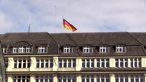 Deutsche-Flagge-auf-dem-Dach-des-Gebäudes