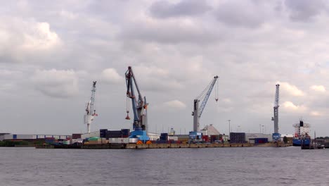 Cranes-in-the-harbor-of-Hamburg-on-Elbe-River