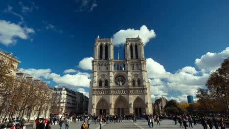 París,-Francia---11-de-noviembre-de-2014:-Toma-panorámica-toma-de-apertura-de-la-famosa-iglesia-de-Notre-Dame-en-París.