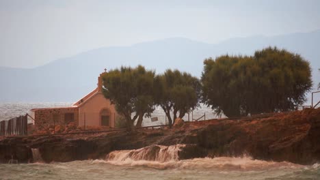 Tormenta-de-lluvia-niebla-y-niebla-de-la-pintoresca-playa-cliff.