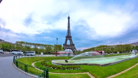 Eiffelturm-mit-central-Perspektive-mit-Brunnen-timelapse-hyperlapse