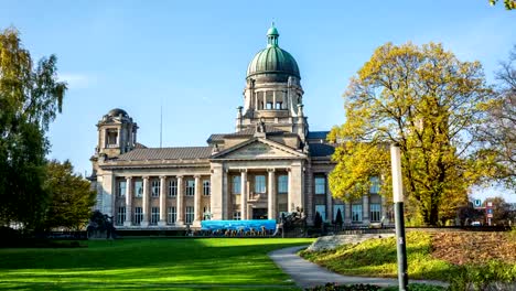 hamburg-courthouse-por-día-con-cielo-azul-DSLR-hyperlapse