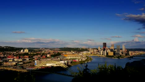 Timelapse-del-horizonte-de-la-ciudad-de-Pittsburgh,-AMPLIA