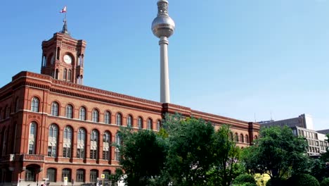 Herauszoomen-Fernsehturm-und-rote-Rathaus-Berlin