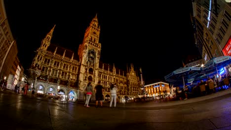 Marienplatz-and-cathedral-crowd-in-the-street
