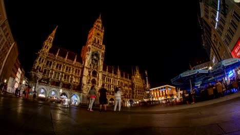 Marienplatz-und-der-Kathedrale-in-dem-street