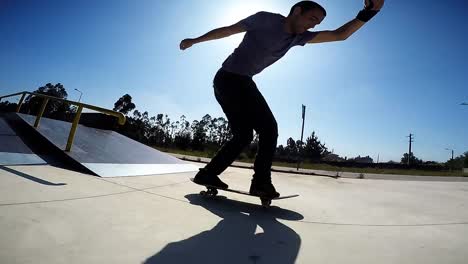 Skateboarder-Rutschen-hinunter-rail