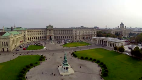 OSZE-headquarters-Wien,-Präsident-von-Österreich-residence-aerial.-Wunderschöne-Luftaufnahme-über-Europa,-Kultur-und-Landschaft,-Kamera-Schwenken-dolly-in-der-Luft.-Hintergrundgeräusche-fliegen-über-europäischen-land.-Auf-Besichtigungstouren,-touristischen-Blick-auf-Österreich.