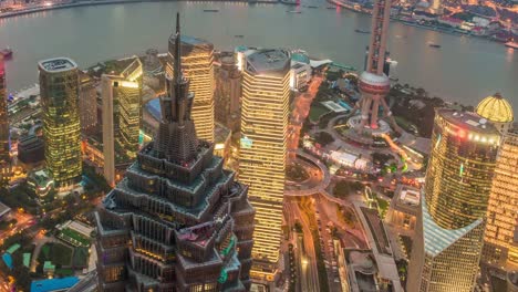 Zeitrafferaufnahme-Oriental-Pearl-Tower-in-der-Dämmerung-bis-Nacht-im-Finanz--und-Handelszentrum-Lujiazui-in-Pudong