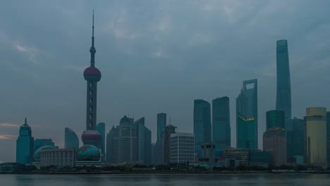 Sonnenaufgang-mit-Blick-auf-die-Skyline-der-Bund-Promenade-auf-Pudong-New-Area--das-business-Viertel-von-Shanghai.