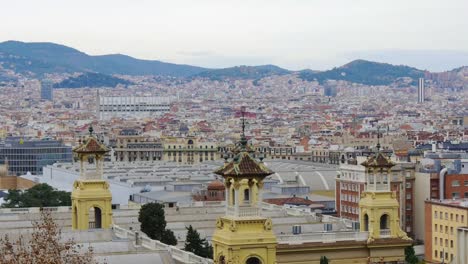 barcelona-la-luz-del-día-en-el-último-piso,-4-K-España-vista-panorámica-a-la-ciudad