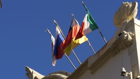 Día-soleado-banderas-europeas-meciéndose-al-viento-en-el-último-piso,-4-k,-barcelona,-España
