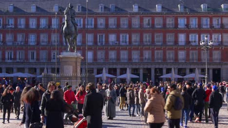 spain-sun-light-madrid-crowded-plaza-mayor-monument-4k