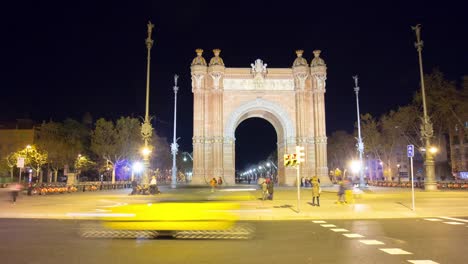 Barcelona-Nachtlicht-Bogen-de-Triomf-Fuß-Platz-4-k-Zeitraffer-Spanien