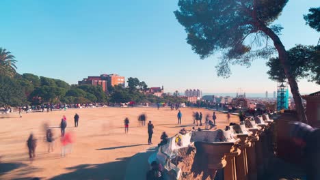 Luz-de-día-de-Barcelona-parque-güell-Gaudí-balcón-4-K-lapso-de-tiempo-de-España