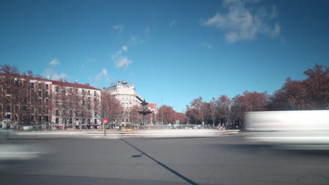 Día-soleado-Madrid-fuente-Plaza-4-K-vista-de-tráfico-de-lapso-de-tiempo-de-España