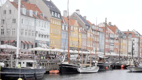 Anstrengenden-Nyhavn-canal,-waterfront