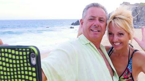 Una-Pareja-de-ancianos-divirtiéndose-y-tomando-los-\"-selfies\"--en-la-playa