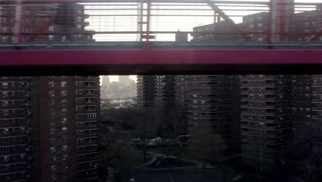 pov-Brooklyn-apartments-bei-Sonnenuntergang,-gefilmt-von-der-U-Bahn-entfernt