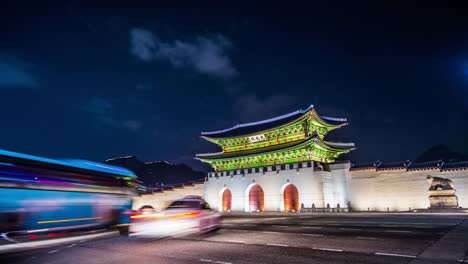 Zeitraffer-der-Gyeongbokgung-Palast-und-Verkehr-bei-Nacht-in-Seoul,-Südkorea.