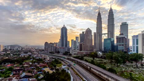 Espectacular-amanecer-en-la-ciudad-de-Kuala-Lumpur.-Mudanza-y-cambio-de-nubes-de-color.-Vista-aérea.