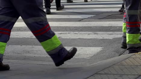 Füße-beim-Überqueren-der-Straße-in-der-Innenstadt-von-In-Buenos-Aires-Zeitlupe