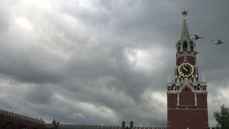 Chorros-de-agua-de-la-torre-Spassky-Kremlin-Volar