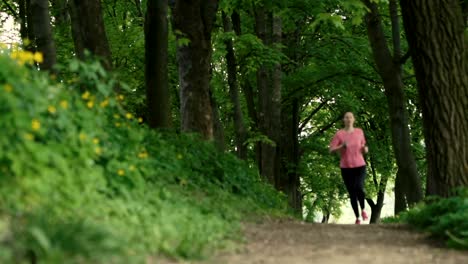 Mädchen-Running-im-Park