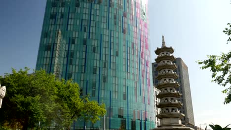 Chinese-pagoda-and-lion-near-Chinatown-in-Birmingham,-England.