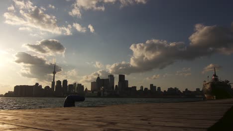 Toronto-Cityscape-Von-einem-Dock-aus-während-des-Abends-betrachtet-:-Zeitraffer