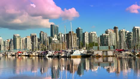 Skyline-von-Vancouver-British-Columbia-Kanada,-Gebäude-und-Boote-Reflexion