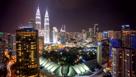 Nightscape-bewölkt-Zeitraffer-Kuala-Lumpur-Skyline-der-Stadt.