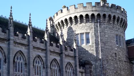 El-bello-castillo-de-Dublín-en-la-vista-exterior