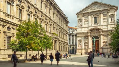 Italien-Sonnentag-Mailand-Stadtzentrum-Alexander-Manzoni-quadratisch-Panorama-4k-Zeitraffer