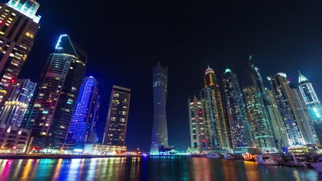 Dubai-Marina-Nacht-Beleuchtung-Yacht-Dock-Panorama-Runden-4-k-Zeit-Eunited-Arabische-Emirate