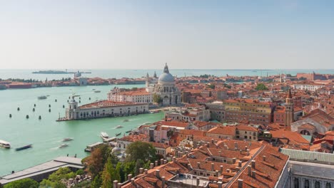 sonnigen-Tag-Italien-Campanile-Santa-Maria-della-Salute-Basilika-Blick-Punkt-Panorama-4-k-Zeit-hinfällig,-Venedig