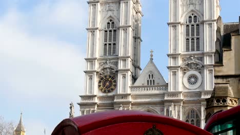 St.Margaretskirche-in-London-mit-Telefonzelle