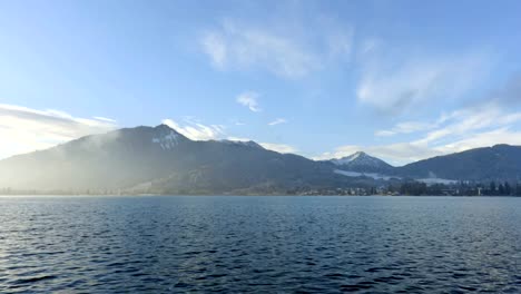 Schöner-See-und-Berge-in-den-Alpen