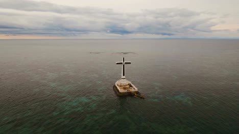 Christlichen-Kreuz-auf-das-Meer