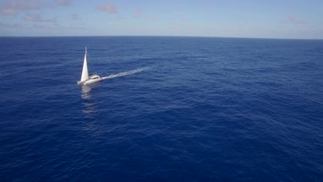 Vista-aérea-de-yate-de-vela-en-el-mar-o-el-océano