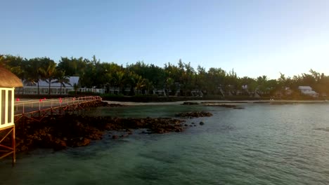 Vuelo-a-lo-largo-de-la-costa-de-tropical-resort