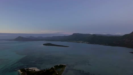 Flug-über-das-Meer-und-die-Insel-Mauritius