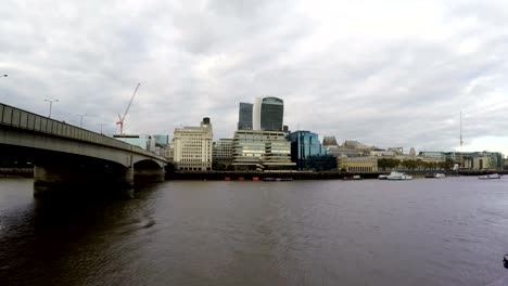 Edificios-de-negocios-y-río-Támesis,-Londres,-Reino-Unido,-lapso-de-tiempo